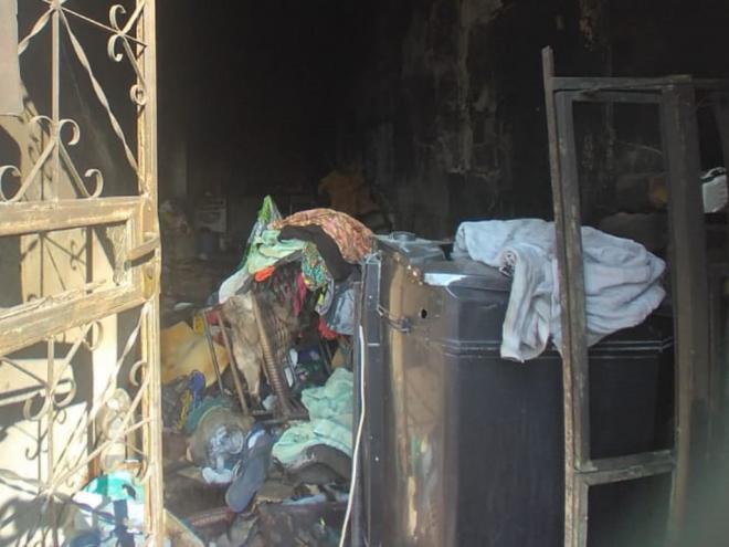 Sem ter para onde ir, catadora de recicláveis voltou a morar na casa incendiada, em meio ao caos  