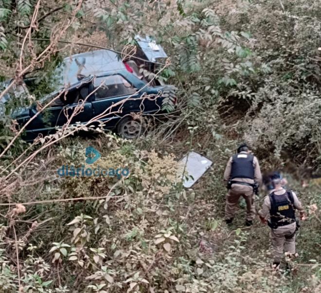O carro que João dirigia caiu em um barranco à margem da estrada, entre Antunes e o povoado de Mundo Novo