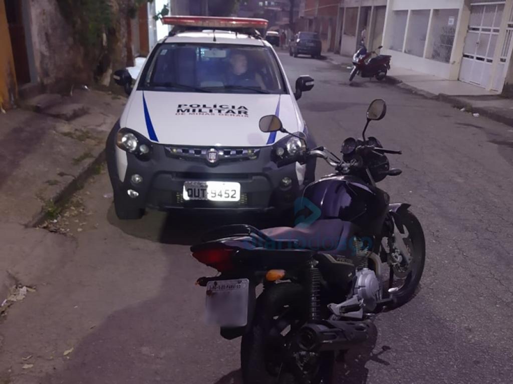 A motocicleta furtada foi encontrada na posse de um adolescente de 17 anos