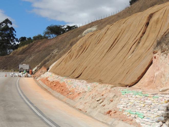 O rip-rap é uma técnica utilizada para construção e estabilização de taludes