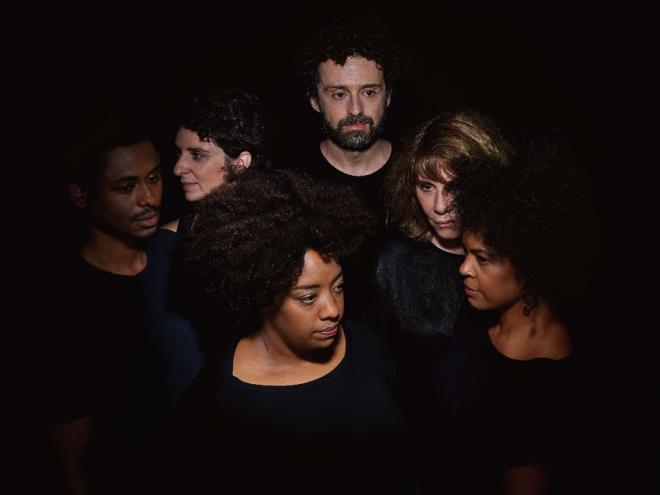 O elenco do espetáculo ''Preto'' (PR): diálogo sensível sobre o racismo no Brasil