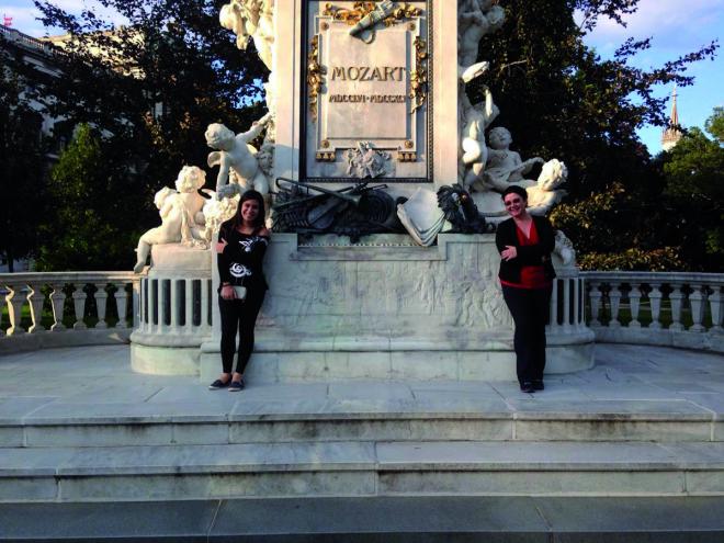 Jennifer e sua professora, Júnia Canton, em Viena