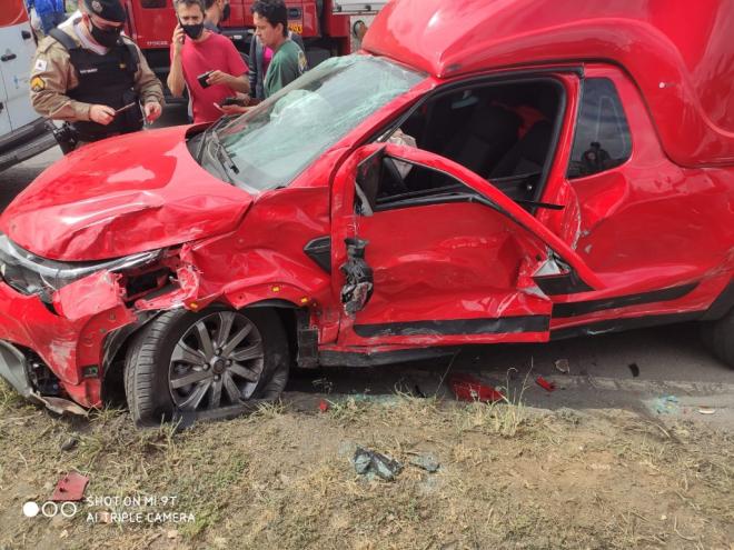 Bombeiros recortaram a estrutura da Fiat Strada para a remoção da condutora 