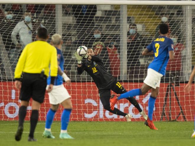 Weverton pegou tudo e foi fundamental para garantir os três pontos em Santiago