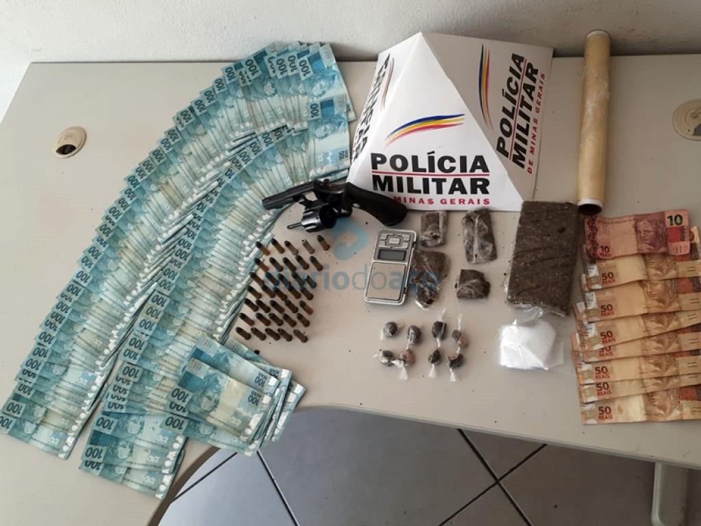 Mais de R$ 9 mil, porções de maconha, munição e balança foram apreendidos na casa do jovem preso