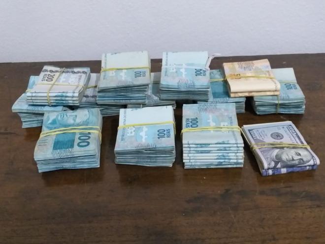 Em uma das buscas policiais apreenderam R$ 100 mil em dinheiro, a origem será investigada  