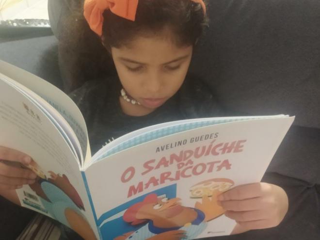 A pequena Isabella Barreto, 6, sempre gostou de ouvir as histórias e criar as suas próprias narrativas