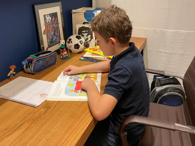 Participando pela primeira vez, o pequeno Philipe Hofmann, 7 , é um leitor ávido e apaixonado pela literatura