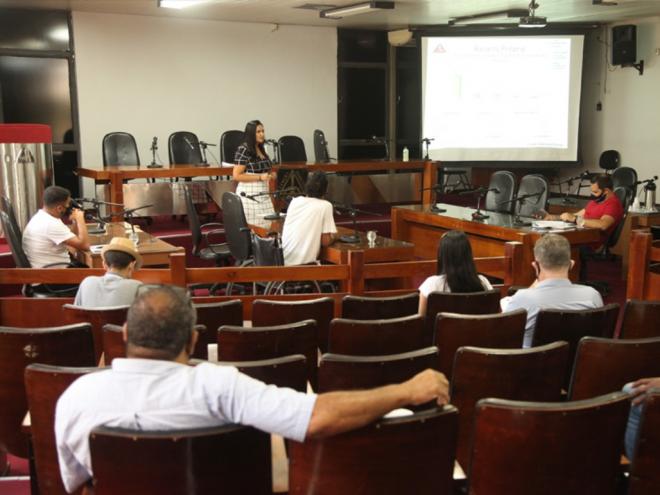 Controladora Maria Lúcia de Oliveira apresentou os dados do 2º quadrimestre em audiência na Câmara Municipal