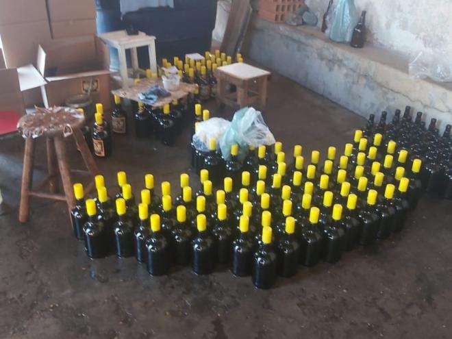 Investigado foi apanhado em flagrante quando pregava rótulos em um lote com mil garrafas de bebidas falsificadas 