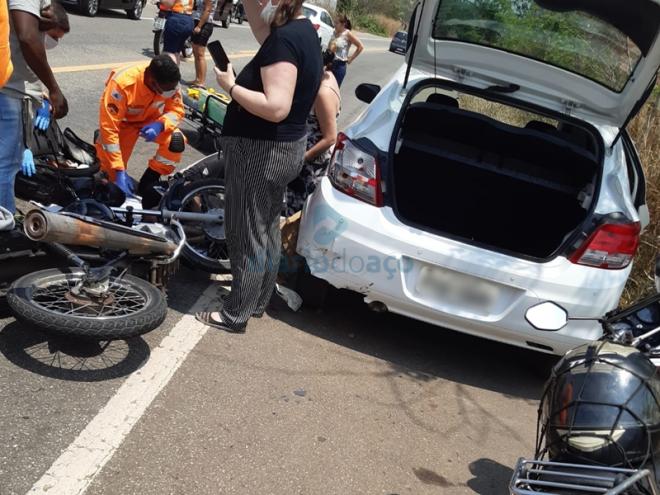 O motociclista ferido foi atendido por uma equipe do Corpo de Bombeiros