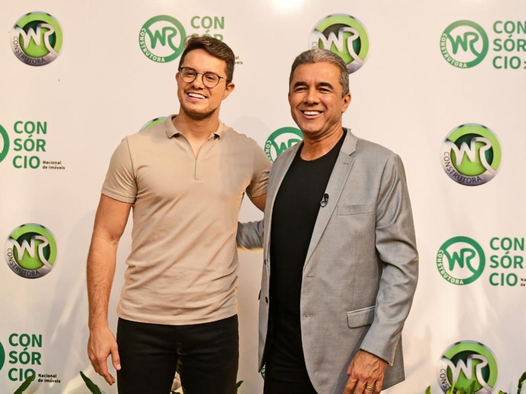 Protagonista da campanha de lançamento do consórcio, Deive Leonardo posou ao lado de Wallace 