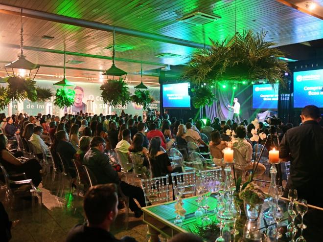Dezenas de pessoas prestigiaram o lançamento do WR Consórcio Nacional de Imóveis, no Clube Morro do Pilar