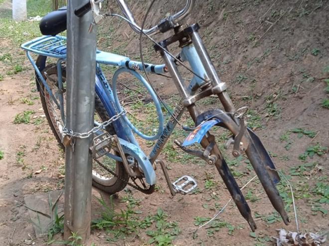A bicicleta teve a roda dianteira furtada quando encontrava-se trancada em um poste
