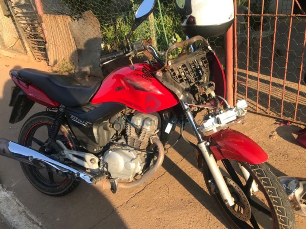 O veículo sofreu danos na parte frontal ao colidir com a viatura da PM, em Joanésia