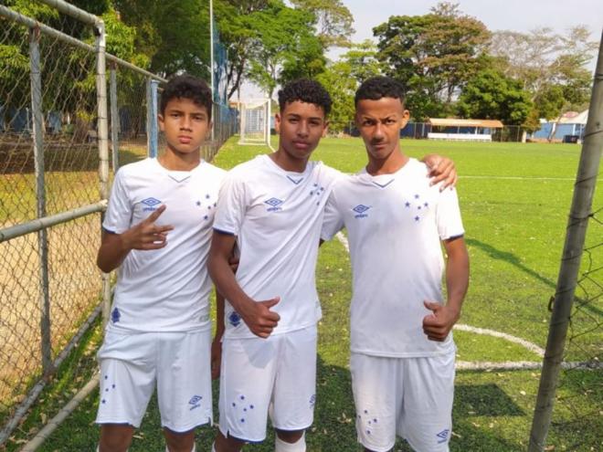 O trio Vitor Marcelo, João Henrique e Marcos Lucas em busca do sonho de iniciar a carreira num grande clube