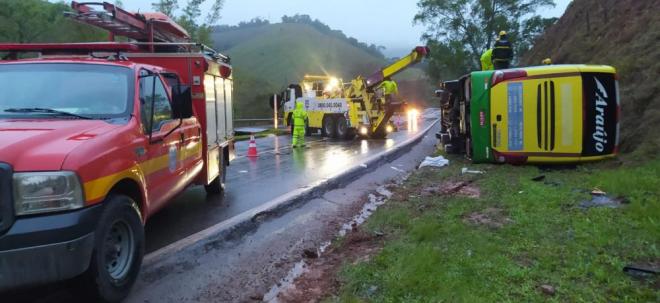 Ônibus atingiu canaleta à margem da BR-040, motorista perdeu o controle e o coletivo tombou