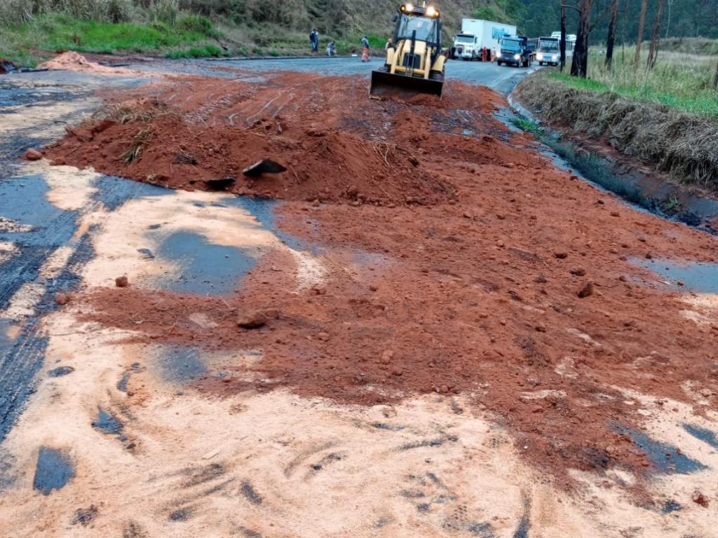 Remoção de resíduos de óleo no Km 23 da BR-262 em Reduto; carreta tombou e carga vazou para a rodovia e vegetação