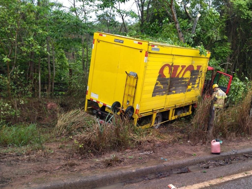 Motorista disse que foi desviar de carro parado na rodovia, perdeu o controle, saiu da pista e bateu em árvore 