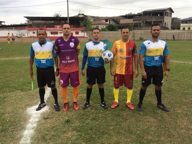 No duelo contra ADA 0 x 2 Cascavel, pose para a posteridade: o árbitro Ezequiel Oliveira, os assistentes Wilks Ném e Johnatan Gomes, ao lado dos capitães Gamarra (Cascavel) e Érico (ADA)