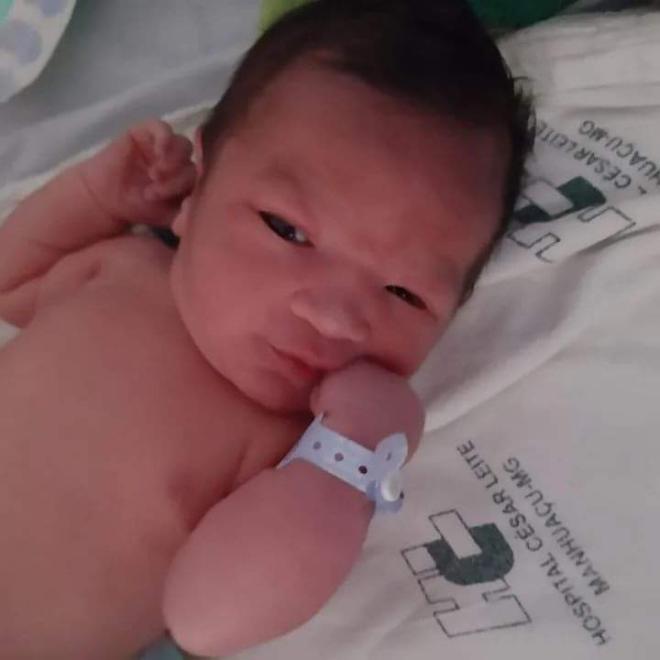 Arthur não esperou os pais chegarem ao hospital e veio à luz no meio da viagem para a maternidade 