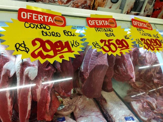 Altas nos preços de alimentos, como a carne vermelha, e dos combustíveis levam para o bolso do brasileiro, na prática, os estragos da inflação 