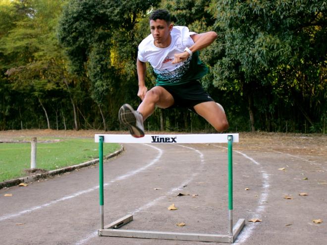 O atleta Caio Vinícius faz parte do Projeto Atletismo Usipa