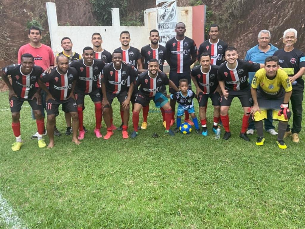 Após a importante vitória, pose dos jogadores do time vitorioso
