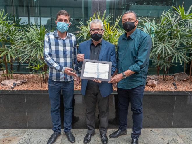 Prefeito Gustavo Nunes, o presidente da Petrocity e o vereador Adiel Oliveira