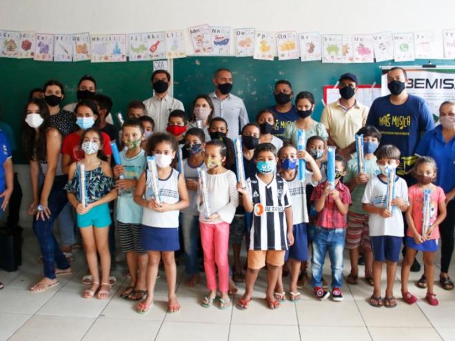 Alunos e professores reunidos na aula inaugural: formação intelectual e artística