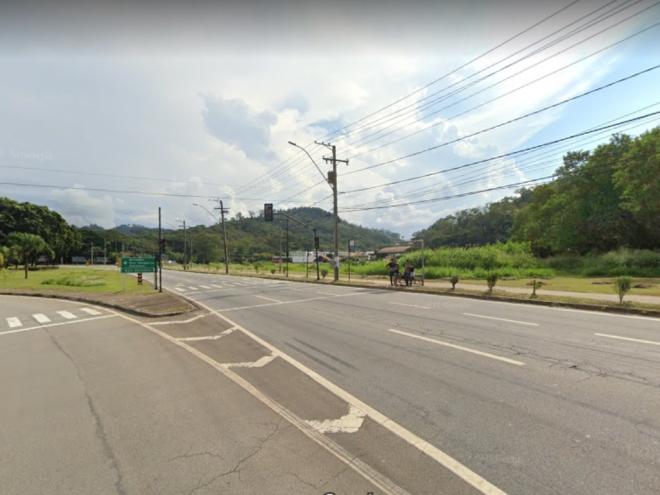 Assaltante atacou taxista nas proximidades da entrada para o bairro Ferroviários e fugiu pela mata à margem da avenida Pedro Linhares Gomes