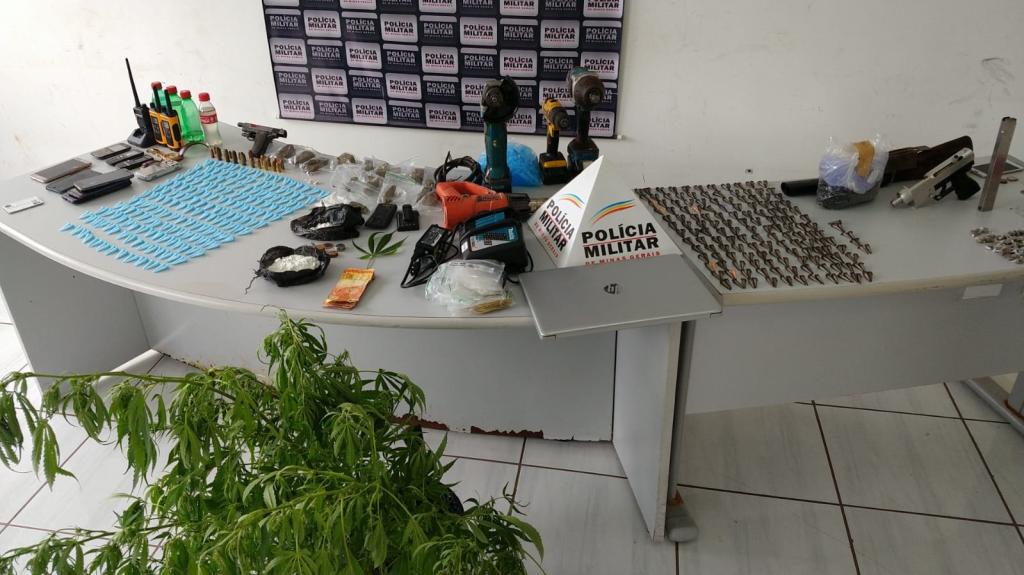 Operação da PM recolheu esses objetos, drogas e armas no bairro Gabiroba 
