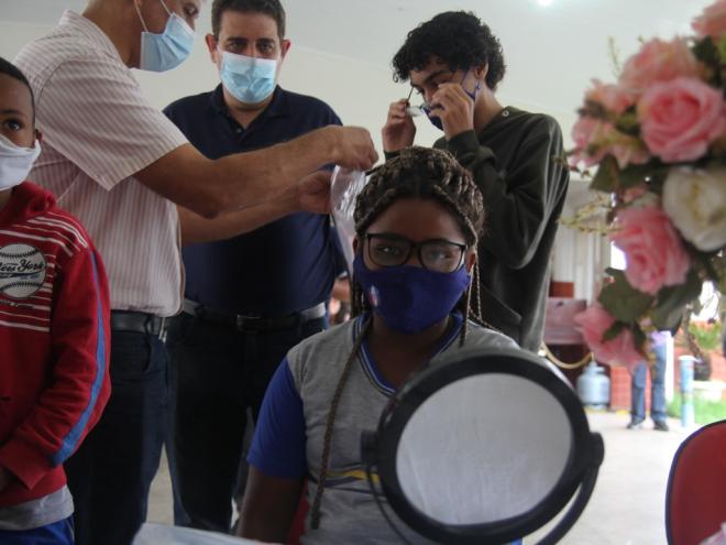Óculos começaram a ser entregues aos alunos da Escola Municipal Vereador Nicanor Ataíde 