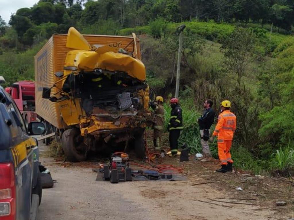 Caminhão foi removido do fundo da ribanceira no fim da manhã deste sábado, 23