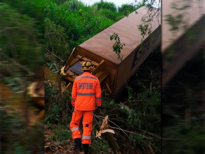 Acidente foi registrado no fim da madrugada deste sábado, no Km 32 da BR-262