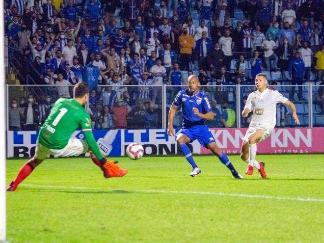 Time celeste foi derrotado pelo Avaí na Ressacada 