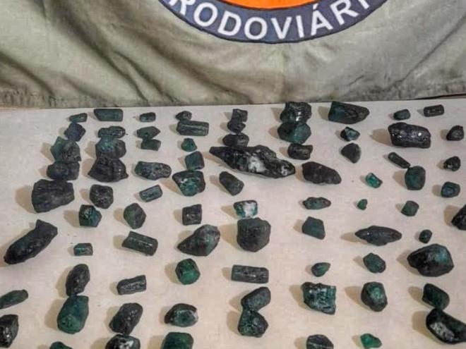 Foram encontradas 85 pedras de esmeraldas dentro do veículo 