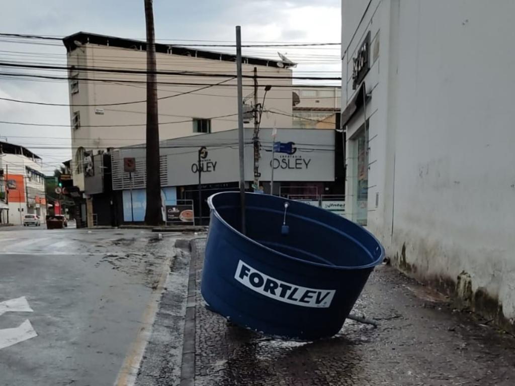 Uma caixa d'água foi derrubada do alto de um prédio, no Centro de Ipatinga