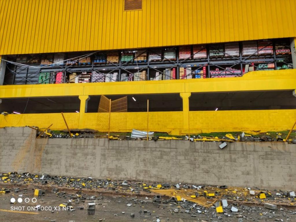 Fachada do supermercado Vilefort, em Ipatinga, não suportou o vento e caiu