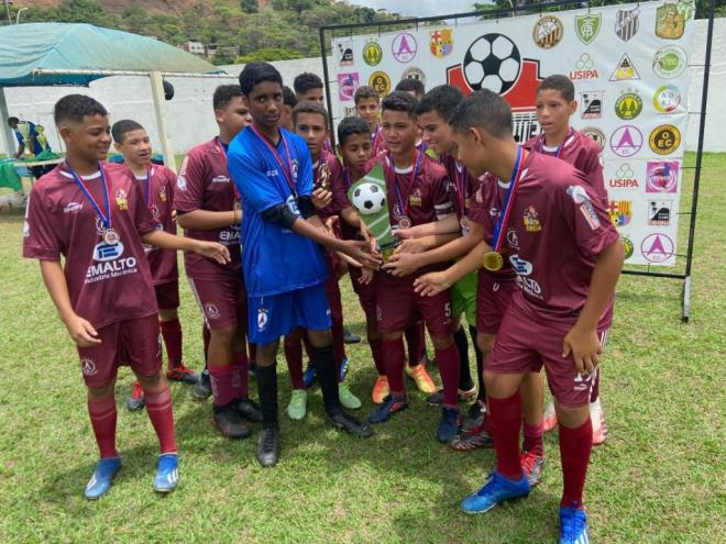 Festa dos garotos do Sub-13 do Acesita após uma conquista suada