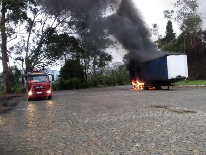 Motorista desengatou o caminhão que tracionava a carreta e incêndio foi apagado por uma equipe do Corpo de Bombeiros 
