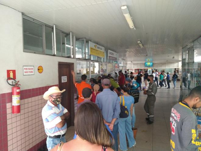 Na tarde de sexta-feira já foi possível observar um aumento do fluxo de pessoas no interior do Terminal Rodoviário de Ipatinga