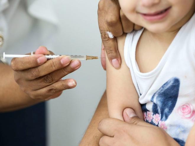 Até o momento, mais de 99 mil crianças e adolescentes atualizaram o cartão de vacinação e cerca de 261 mil doses foram aplicadas em todo o estado