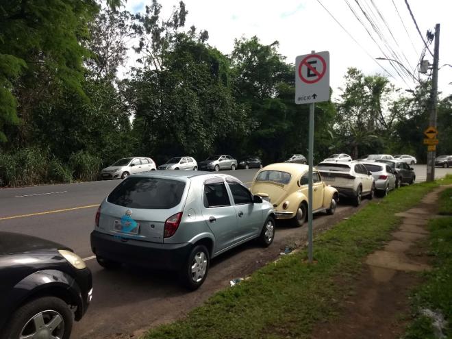 Vários trechos no entorno do HMC em Ipatinga estão com placas de proibido estacionar 