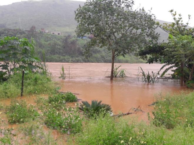 Em caso de alagamentos ou deslizamentos, o cidadão deve acionar o Corpo de Bombeiros pelo 193 ou a Defesa Civil, pelo 199