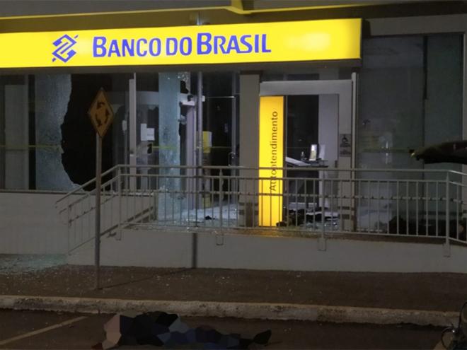 Ataque ocorreu na madrugada desta quinta-feira, em cidade no interior do Paraná, parte do bando fugiu e seis morreram na troca de tiros com a PM