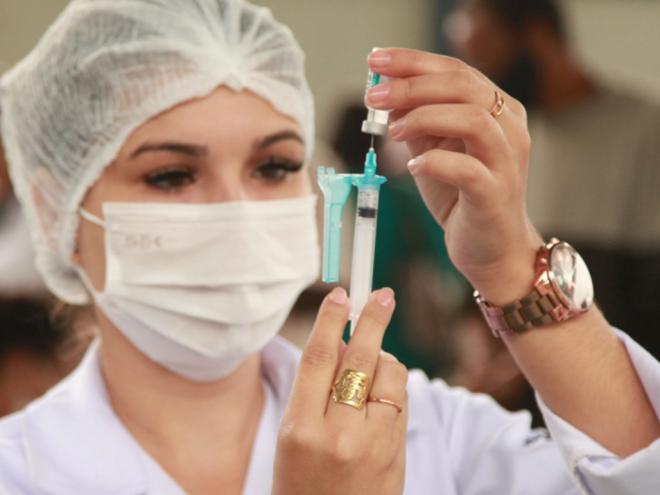 É requisito para a vacinação ter o mínimo de seis meses de intervalo da segunda dose e não ter contraído a covid-19 nos últimos 30 dias