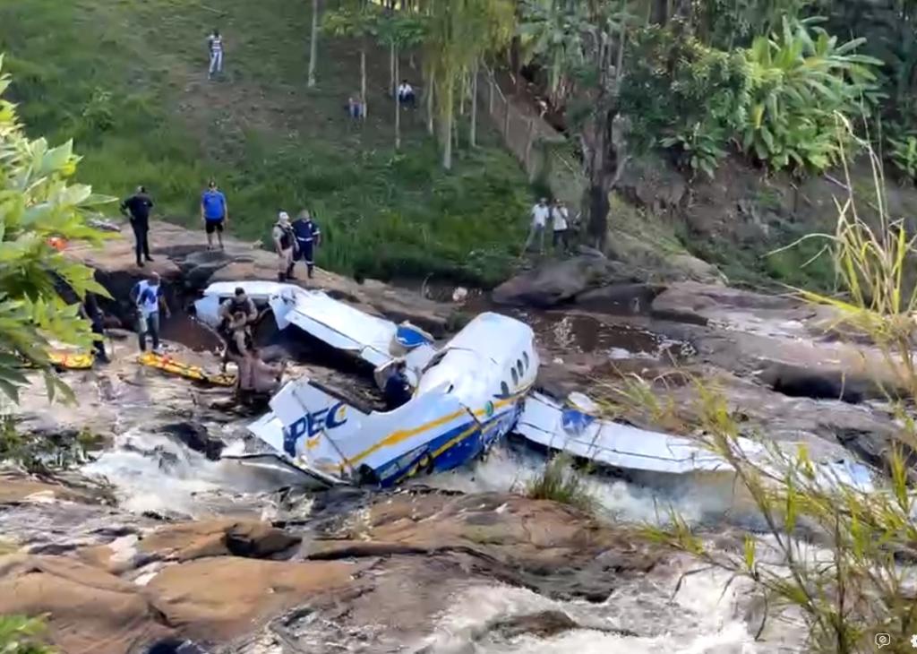 Desde o momento do acidente havia o temor que a cantora sertaneja, Marília Mendonça, estivesse na aeronave, fato que se confirmou quando a Perícia da Polícia Civil chegou ao local