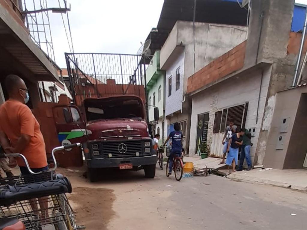 Caminhão atingido pelo guindaste ficou com a cabine parcialmente destruída