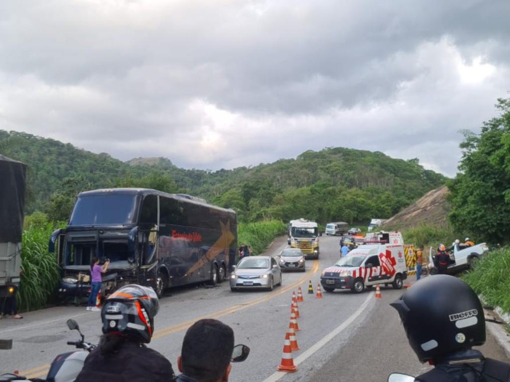 Ônibus seguia sentido a Belo Horizonte e foi atingido por caminhonete, que descia sentido a João Monlevade 